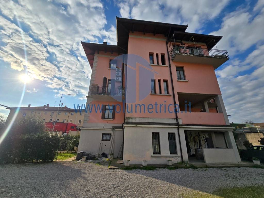 ufficio in vendita a Pasian di Prato in zona Santa Caterina