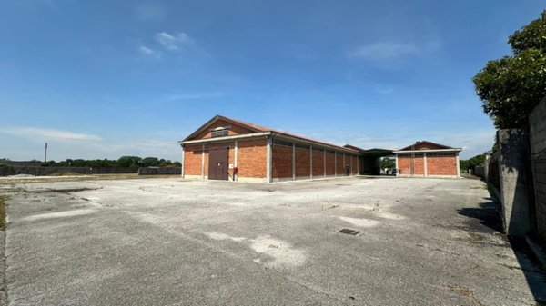 locale commerciale in vendita a Pasian di Prato in zona Passons