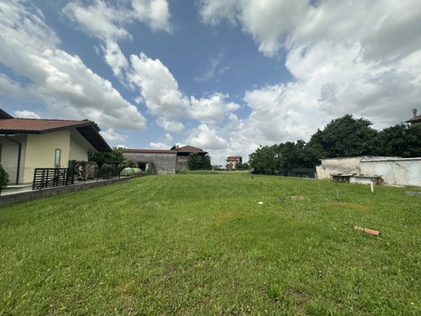 terreno edificabile in vendita a Pasian di Prato in zona Passons