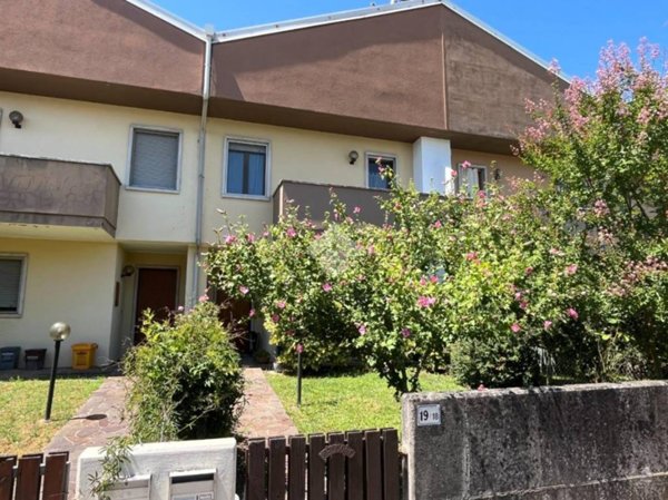 casa indipendente in vendita a Pasian di Prato in zona Passons