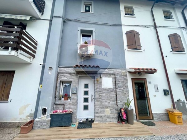 casa indipendente in vendita a Pasian di Prato in zona Passons