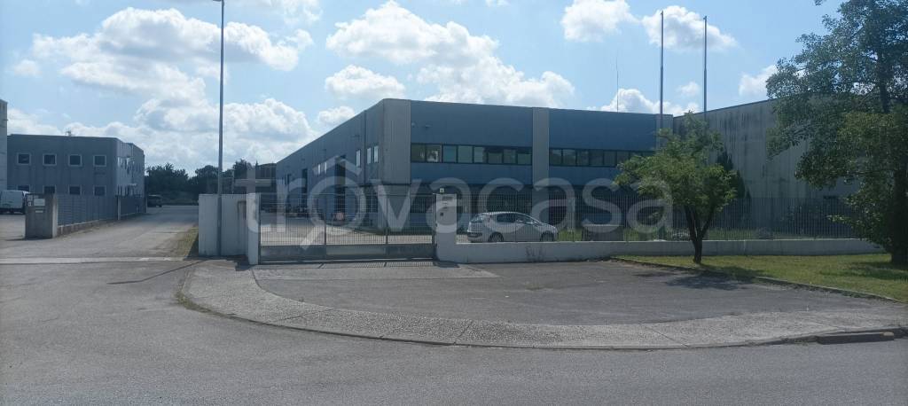 locale commerciale in vendita a Pasian di Prato