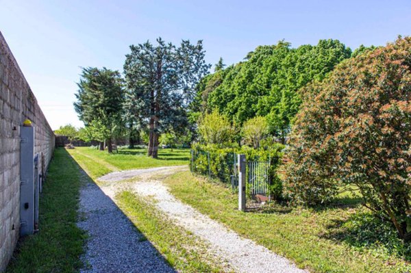 negozio in vendita a Pasian di Prato