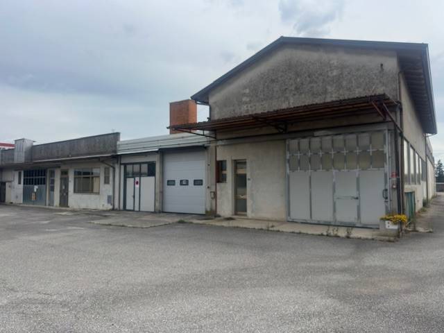 locale commerciale in vendita a Pasian di Prato