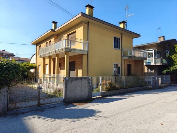 casa indipendente in vendita a Pasian di Prato in zona Santa Caterina