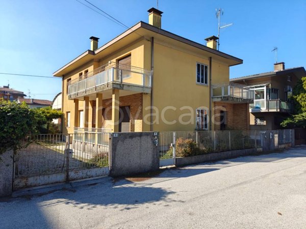 casa indipendente in vendita a Pasian di Prato in zona Santa Caterina