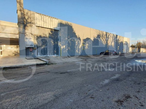 locale commerciale in vendita a Pasian di Prato