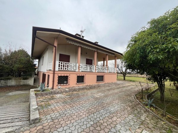 casa indipendente in vendita a Pasian di Prato in zona Passons