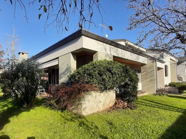casa indipendente in vendita a Pasian di Prato in zona Passons
