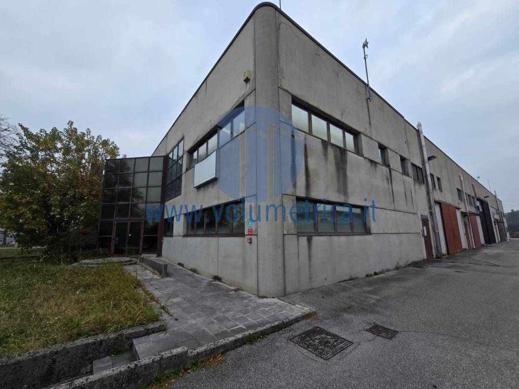 locale commerciale in vendita a Pasian di Prato