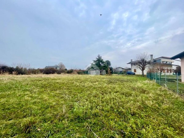 terreno edificabile in vendita a Pasian di Prato in zona Passons