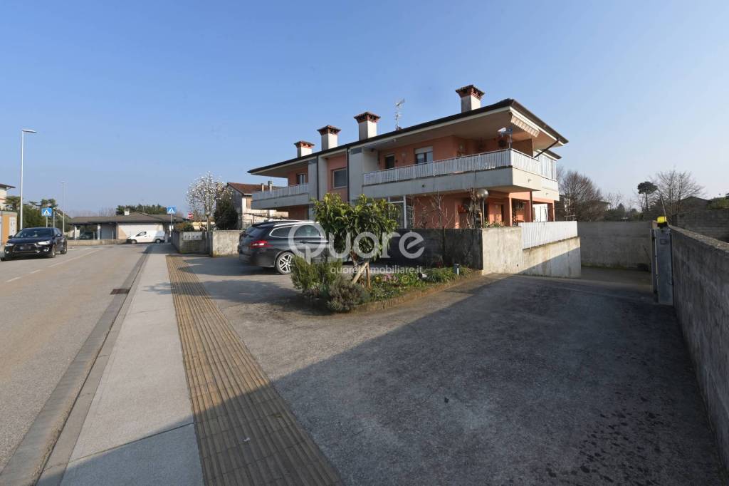 appartamento in vendita a Pasian di Prato in zona Passons