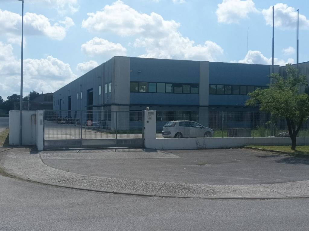 locale commerciale in vendita a Pasian di Prato