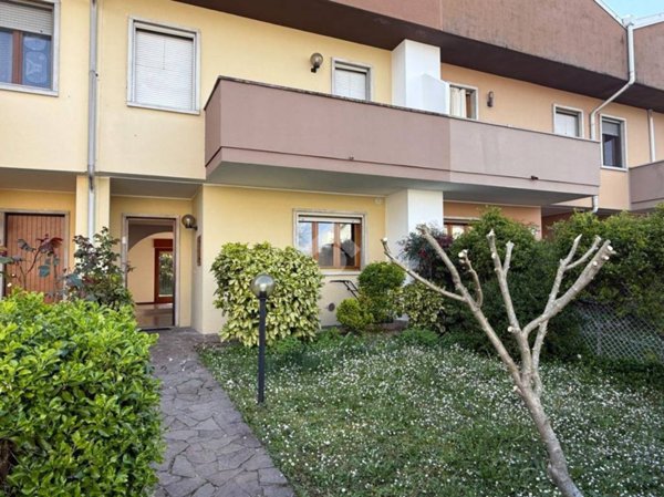 casa indipendente in vendita a Pasian di Prato in zona Passons