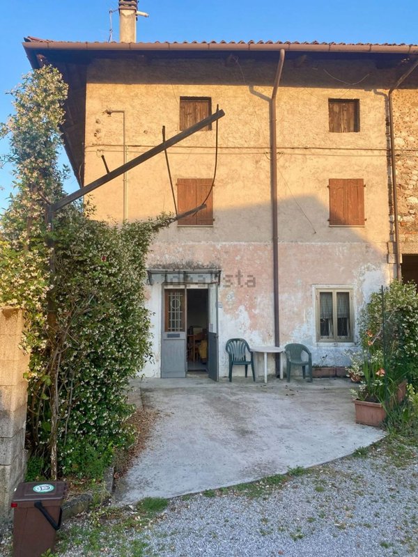 casa indipendente in vendita a Pasian di Prato in zona Passons