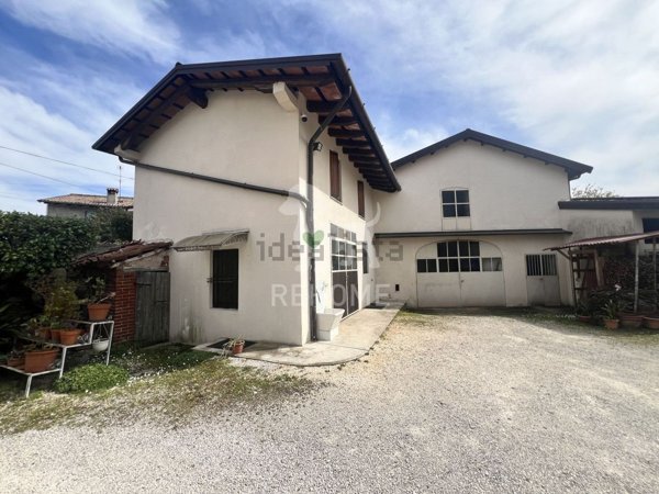 casa indipendente in vendita a Pasian di Prato in zona Santa Caterina