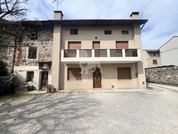 casa indipendente in vendita a Pasian di Prato in zona Santa Caterina