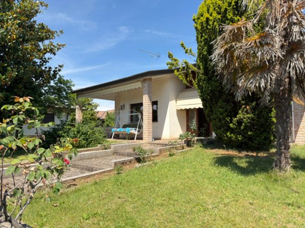 casa indipendente in vendita a Pasian di Prato in zona Passons