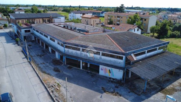 locale commerciale in vendita a Pasian di Prato