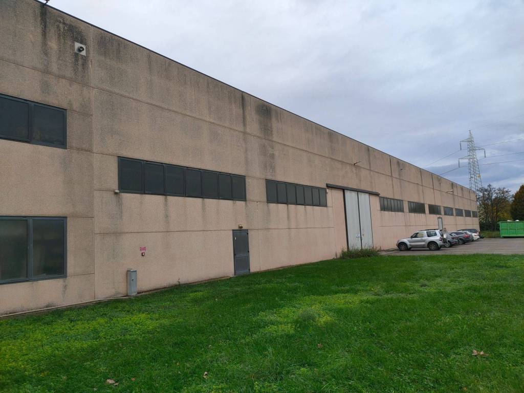 locale commerciale in vendita a Pavia di Udine in zona Lauzacco