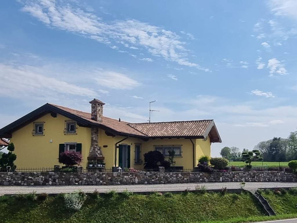 casa indipendente in vendita a Pavia di Udine in zona Lumignacco