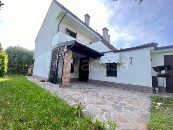 casa indipendente in vendita a Pavia di Udine in zona Lauzacco