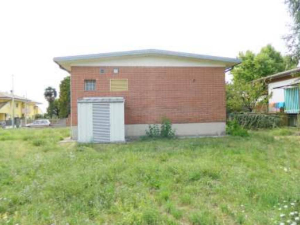 locale commerciale in vendita a Pavia di Udine in zona Percoto