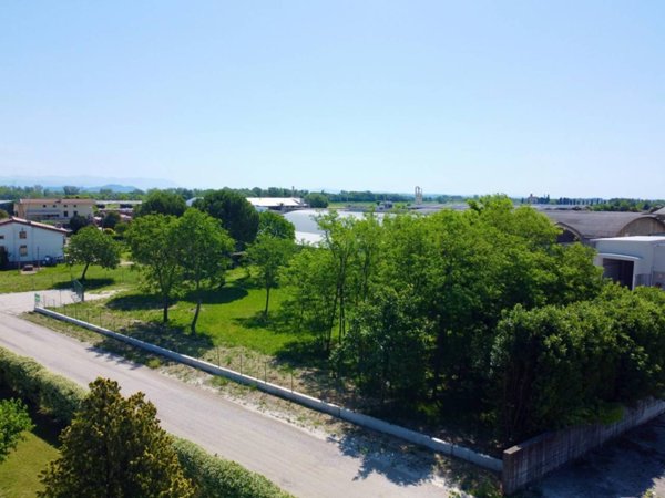 negozio in vendita a Pavia di Udine in zona Percoto