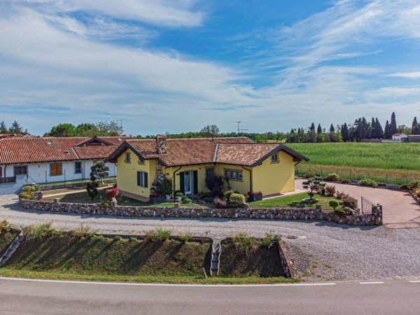 casa indipendente in vendita a Pavia di Udine in zona Lumignacco