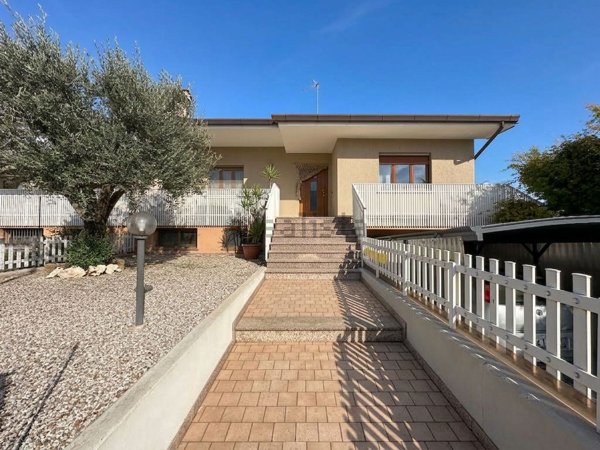 casa indipendente in vendita a Pavia di Udine in zona Lumignacco