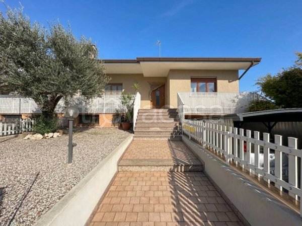 casa indipendente in vendita a Pavia di Udine in zona Lumignacco