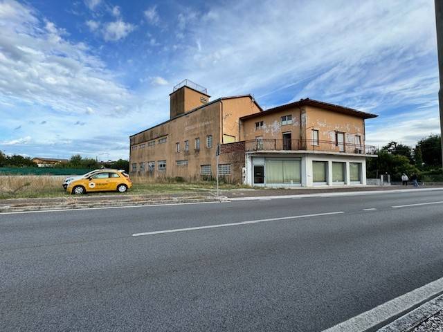 negozio in vendita a Pozzuolo del Friuli in zona Cargnacco