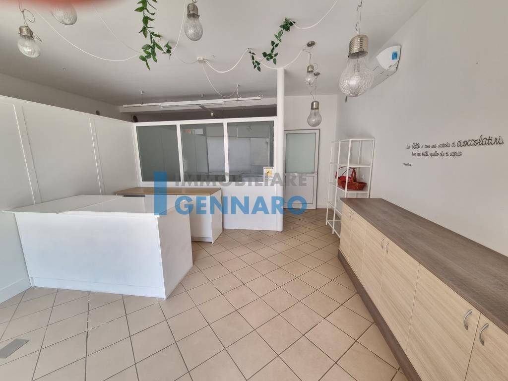 negozio in vendita a Pozzuolo del Friuli in zona Zugliano