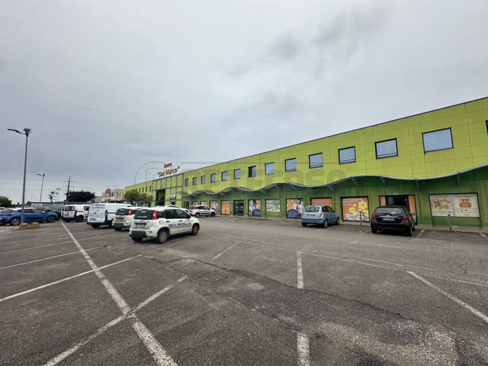 locale commerciale in vendita a Pozzuolo del Friuli