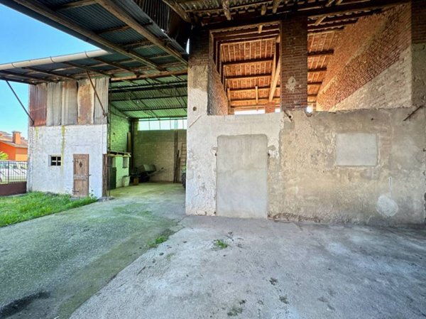 locale commerciale in vendita a Pozzuolo del Friuli in zona Sammardenchia