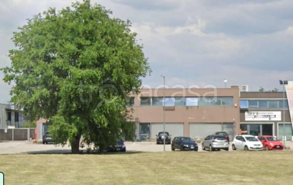 capannone in vendita a Pradamano