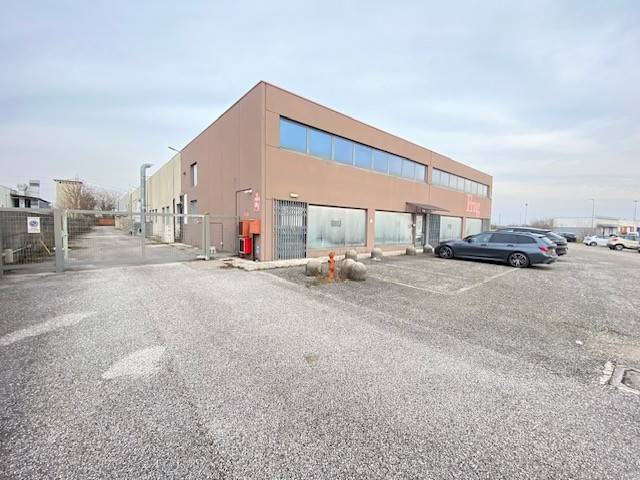 locale commerciale in vendita a Pradamano