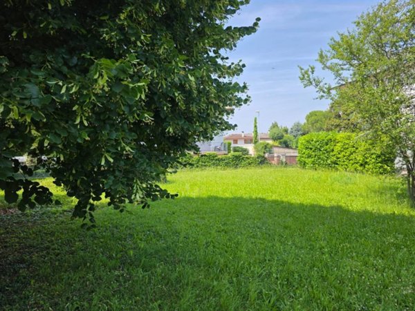 terreno edificabile in vendita a Pradamano