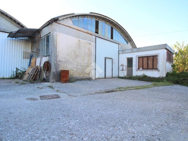 locale commerciale in vendita a Premariacco