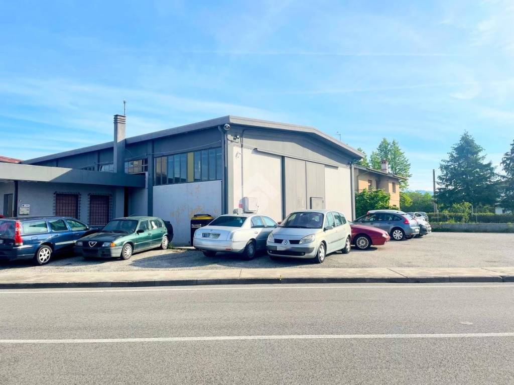 locale commerciale in vendita a Premariacco