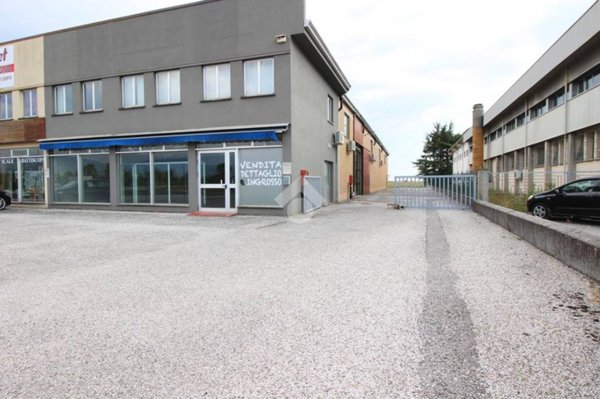 locale commerciale in vendita a Remanzacco