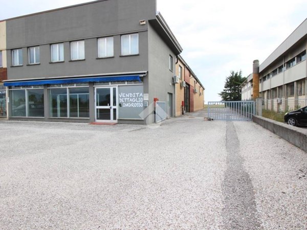 locale commerciale in vendita a Remanzacco