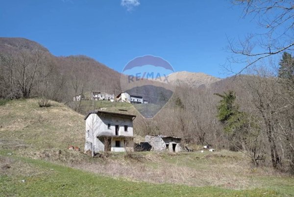 casa indipendente in vendita a Resia in zona Uccea