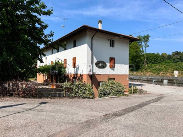 negozio in vendita a Rive d'Arcano in zona Rodeano Basso