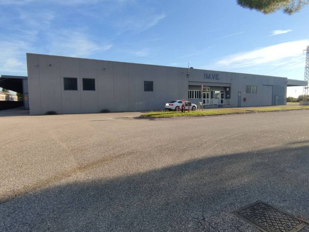 locale commerciale in vendita a San Giovanni al Natisone in zona Medeuzza