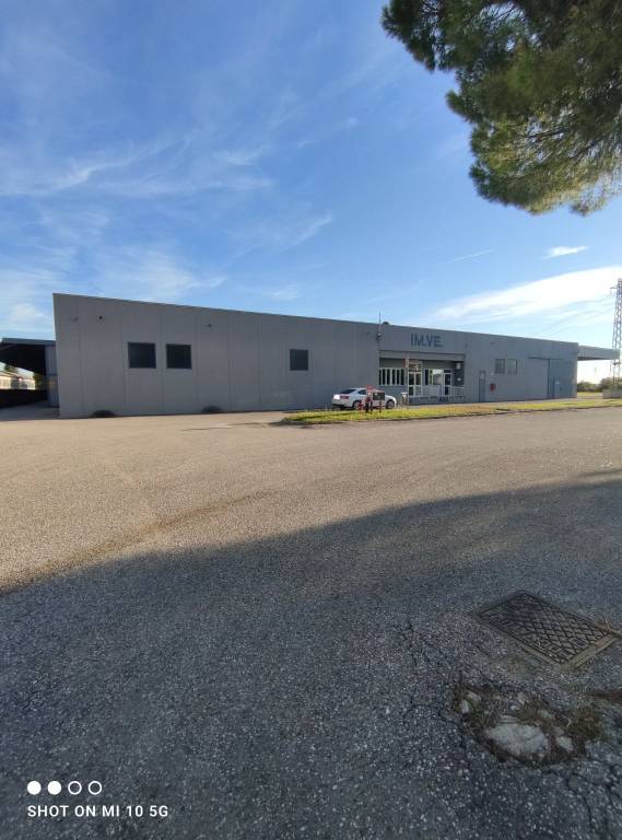 capannone in vendita a San Giovanni al Natisone in zona Medeuzza