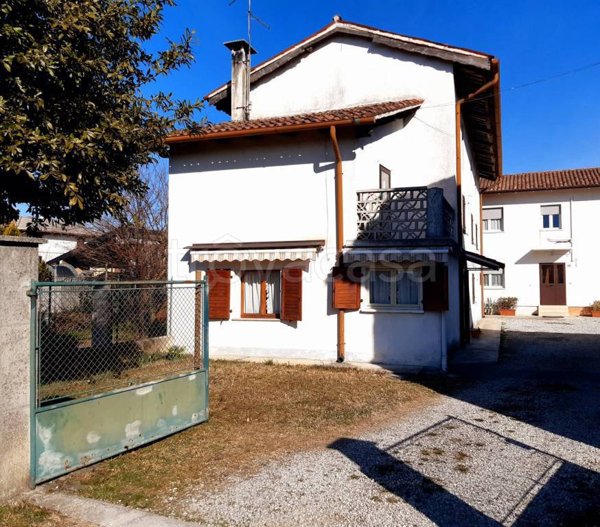 casa indipendente in vendita a Santa Maria la Longa