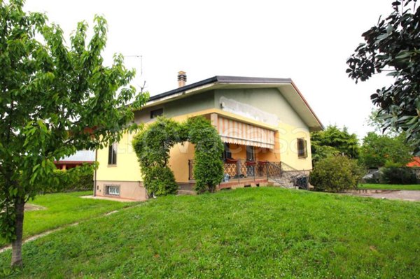casa indipendente in vendita a Santa Maria la Longa in zona Mereto di Capitolo