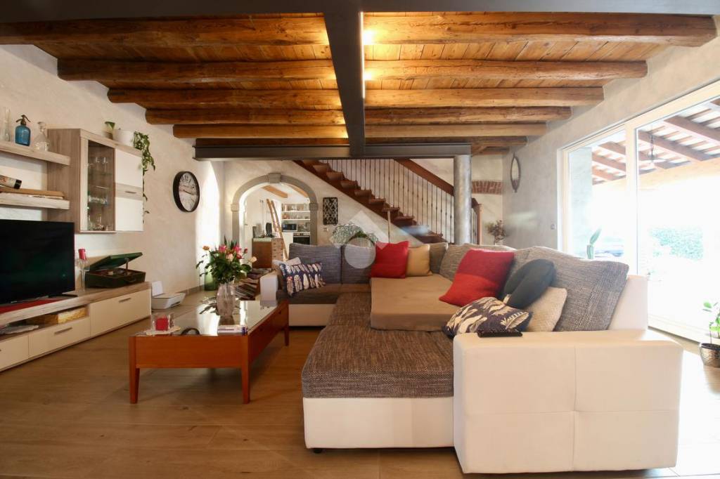 casa indipendente in vendita a Santa Maria la Longa