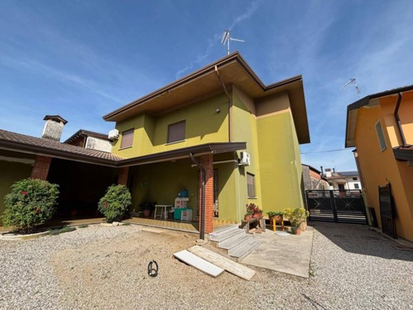 casa indipendente in vendita a Santa Maria la Longa